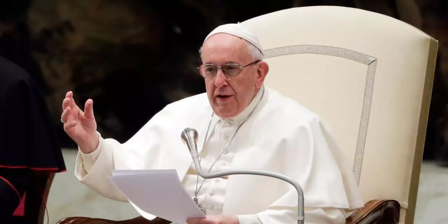 Papst Franziskus hält eine Rede