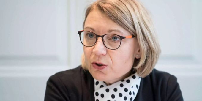 «Es braucht noch mehr», so Yvonne Feri. Yvonne Feri spricht an einer Medienkonferenz.