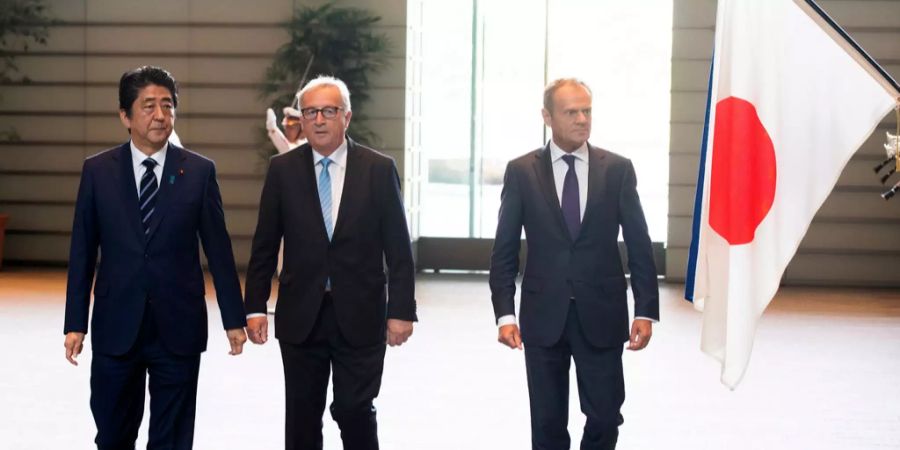 Shinzo Abe, Jean-Claude Juncker und Donald Tusk.