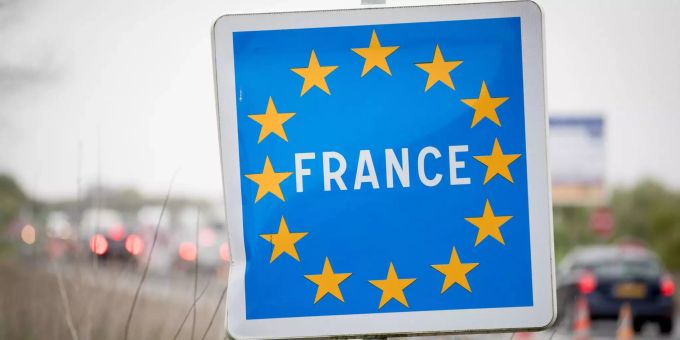 Frankreich hatte 2018 noch nie so wenige Verkehrstote. (Symbolbild) Das französische Länderschild an der beglischen Grenze.