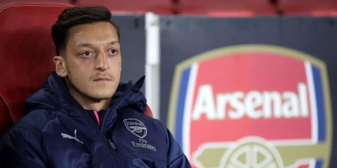 Mesut Özil von Arsenal sitzt auf der Bank.