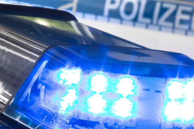 Das Blauchlicht eines deutschen Polizeiautos.