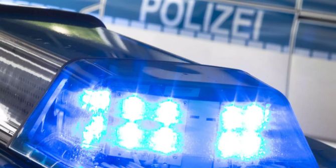 Das Blauchlicht eines deutschen Polizeiautos.