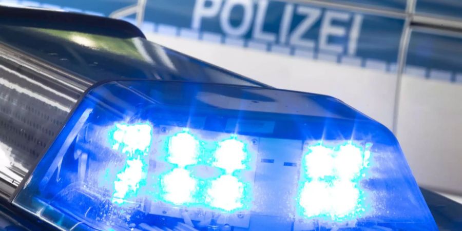 Das Blauchlicht eines deutschen Polizeiautos.