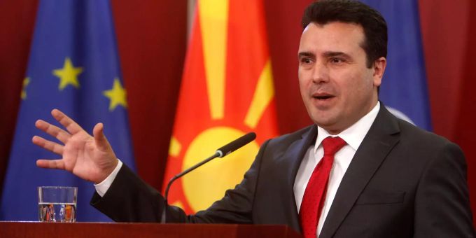 «Unser Parlament hat die Kraft gefunden, das war nicht einfach. Aber ich bin überzeugt, dass auch das griechische Parlament die Kraft finden wird, eine Entscheidung zu treffen», fordert Zoran Zaev die Anerkennung durch Athen. Zoran Zaev hält eine Pressekonferenz in Skopje ab.