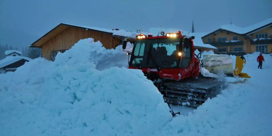 Eine Strasse in Balderschwang wird geräumt.