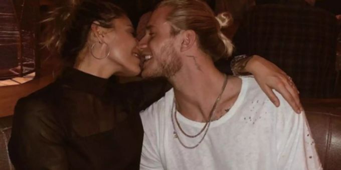 Sophia Thomalla und Flop-Goalie Loris Karius küssen sich. sophia thomalla