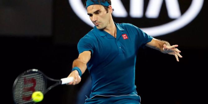 Roger Federer schlägt eine Vorhand gegen Denis Istomin