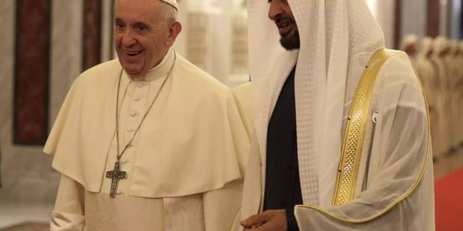 Papst Franziskus wird am Flughafen von Abu Dhabi von Kronprinz Mohammed bin Said Al Nahjan empfangen. Foto: Andrew Medichini/AP