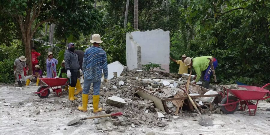 Helfer in Indonesien.
