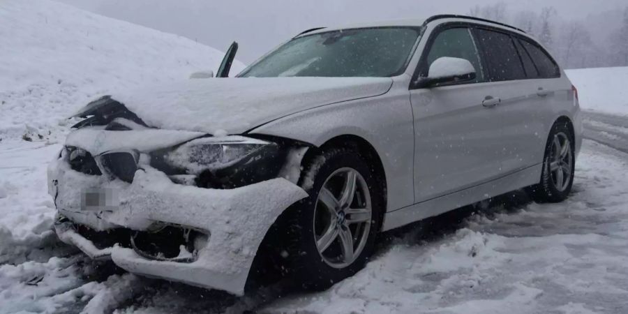 Auch in Bernhardzell SG verunfallte ein Auto auf einer schneebedeckten Strasse.