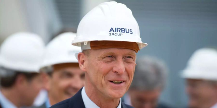 Der Airbus-Chef Thomas Enders trägt einen Helm.