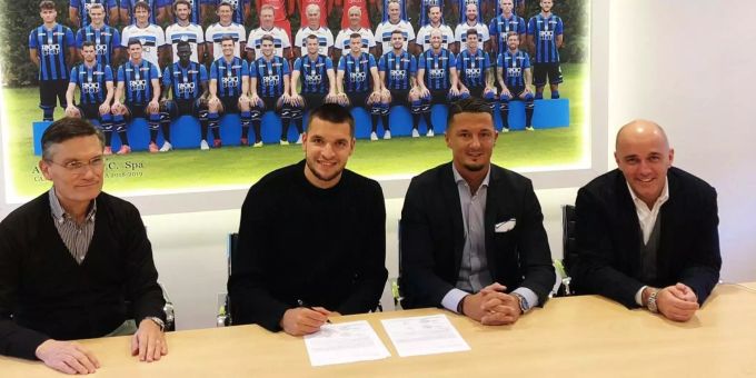 Berat Djimsiti (2.v.l.) unterschreibt seinen neuen Vertrag bei Atalanta. Rechts neben dem Verteidiger sitzt Berater Milos Malenovic. Berat Djimsiti