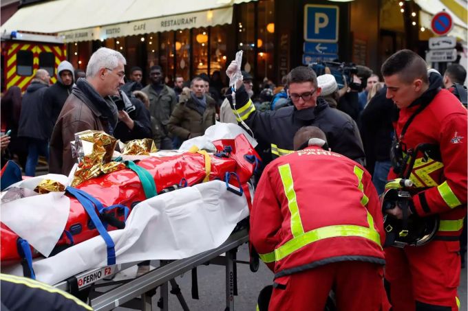 Feuerwehrleute versorgen nach einer Explosion in einer Bäckerei in der Rue de Trevise einen Verletzten. Explosion in Paris