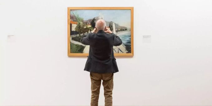 Bildende Kunst (Symbolbild) Ein Besucher im Kunsthaus Zürich macht ein Foto.