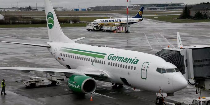 Die Flugzeuge der Airline Germania bleiben vorerst nicht am Boden. Die Fluggesellschaft fand potentiellen Investoren. Ein Flugzeug der Airline Germania.