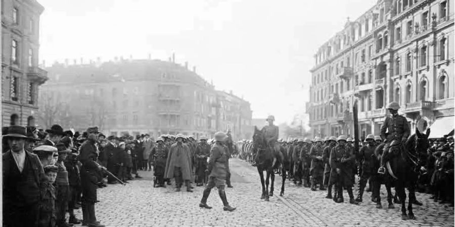 In Bern marschieren Truppen auf den Bubenbergplatz während des Landesstreiks.