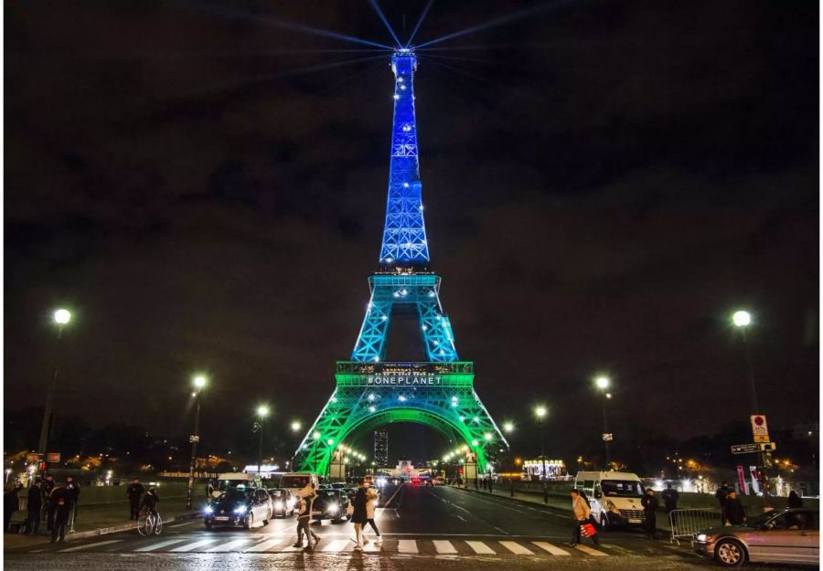 #Oneplanet war gestern am grün beleuchteten Eiffelturm am Rande des Klimagipfels in Paris zu lesen.