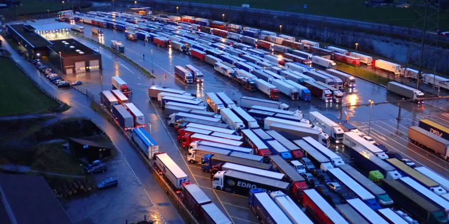 Riesenstau in den Lkw-Warteräumen auf der Urner Seite des Gotthard-Tunnels.