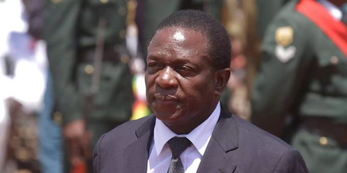 Der ehemalige Vizepräsident Emmerson Mnangagwa (75) will wieder zurück nach Harare kommen. Der ehemalige Vizepräsident Emmerson Mnangagwa (75) will wieder zurück nach Harare kommen.