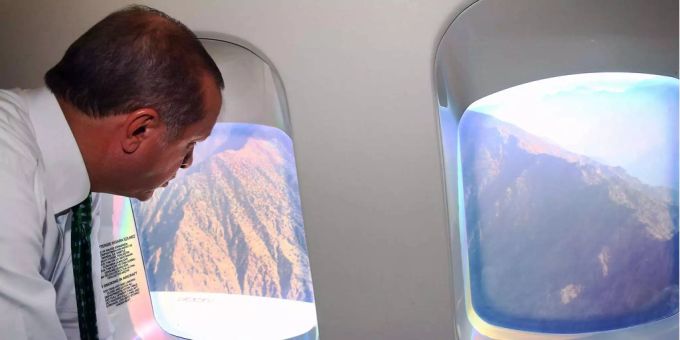 Der türkische Präsident fliegt zu Gesprächen nach Sotschi - Fensterplatz natürlich. Der türkische Präsident fliegt zu Gesprächen nach Sotschi - Fensterplatz natürlich.