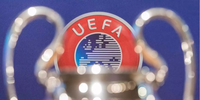 Das Uefa-Logo und im Vordergrund der Pokal der Champions League. UEFA Champions League