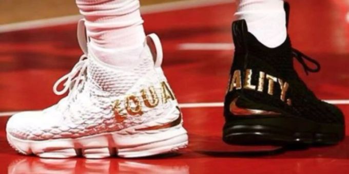 Gegen Trump - LeBron James: Schwarzer und weisser Schuh