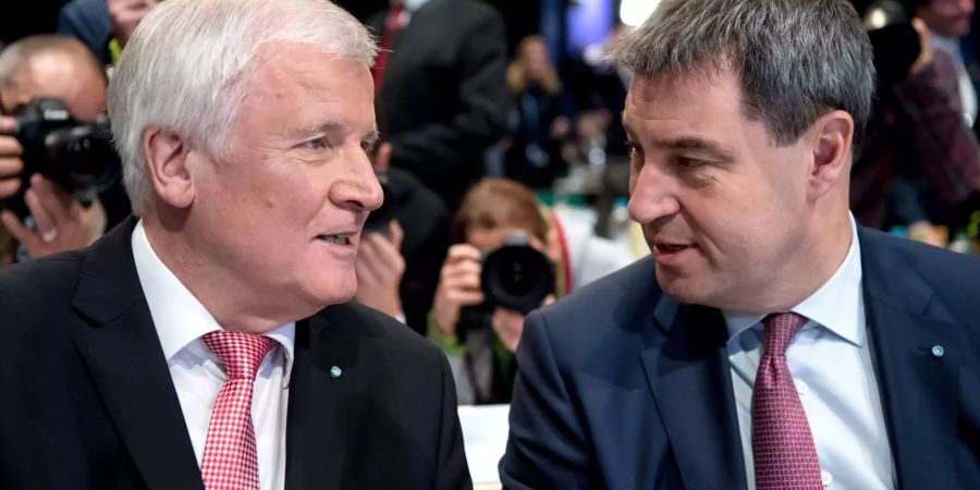 Der CSU-Vorsitzende und bayerische Ministerpräsident Horst Seehofer (l) und der bayerische Finanzminister Markus Söder.