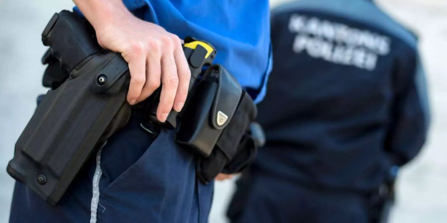 Polizist verletzt sich mit der Dienstwaffe.