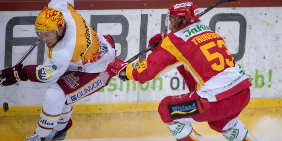 Die SCL Tigers und Genf-Servette kämpfen um einen Platz in den Playoffs.