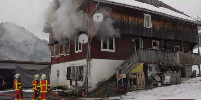 Die Feuerwehr hatte den Brand schnell unter Kontrolle. Die Feuerwehr hatte den Brand schnell unter Kontrolle.