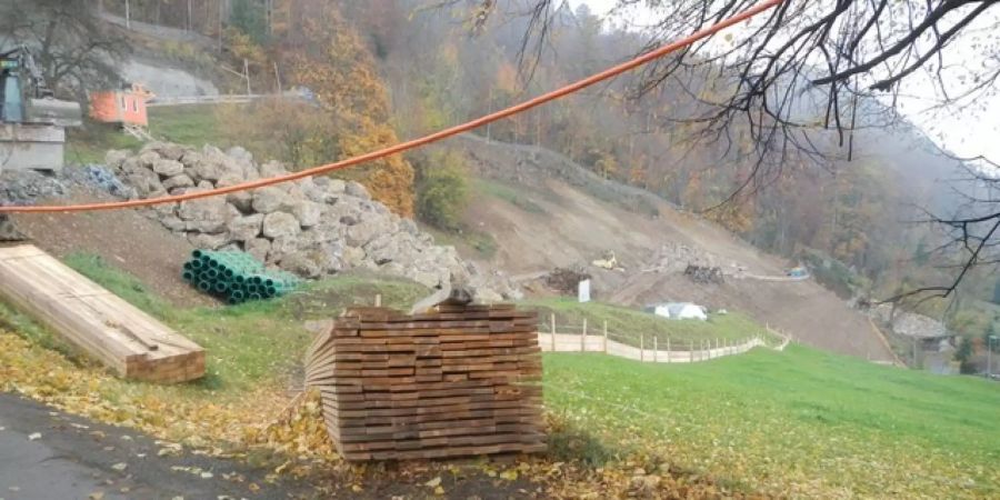 Im Bau befindlicher unterer Schutzdamm der Massnahmen Linden