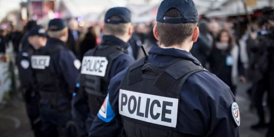 Polizisten in Frankreich bewachen einen öffentlichen Platz.