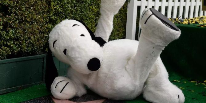 Snoopy liegt neben seinem Stern am Walk of Fame in Hollywood.