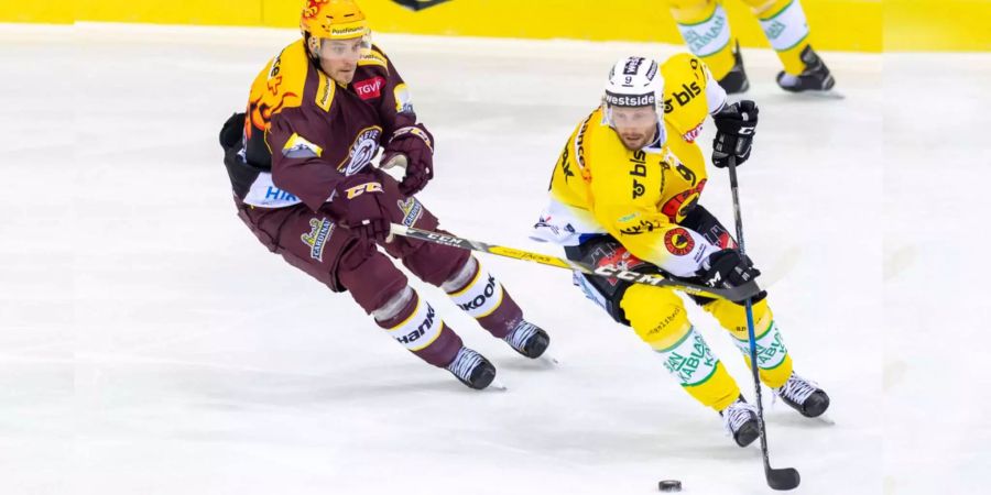 Johan Fransson von Servette (l.) verfolgt den SCB-Spieler Jan Mursak.