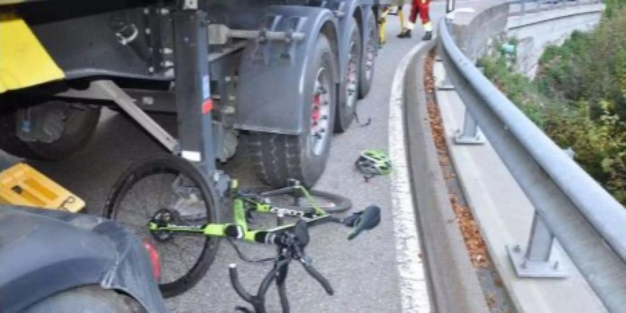 Das Velo des verunfallten Rennvelofahrers liegt unter dem Lastwagen bei Hägendorf SO.