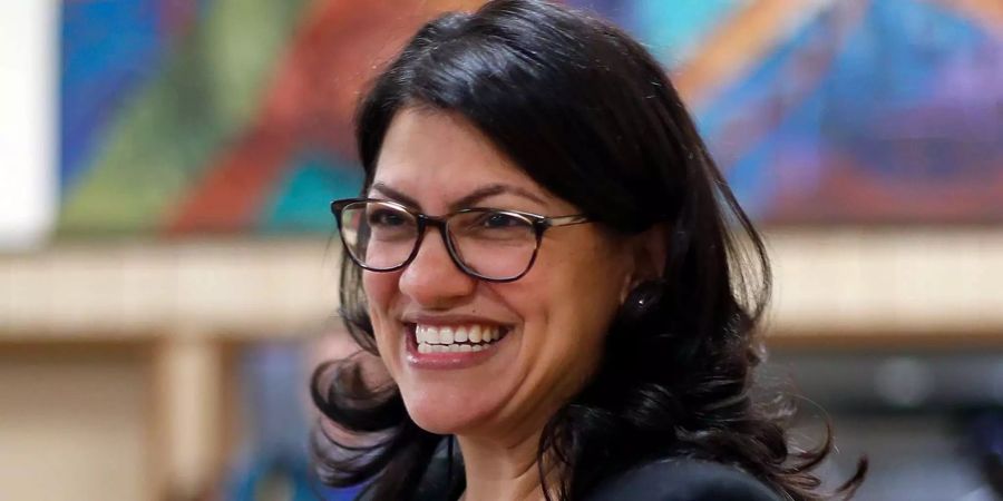 Rashida Tlaib, demokratische Kandidatin für den Kongressbezirk Michigan, lächelt während einer Kundgebung in Dearborn.