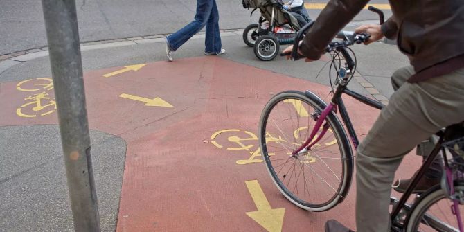 FAHRRAD, FAHRRAEDER, VELO, RADWEG, VELOWEG, FAHRRADFAHRER, VELOFAHRER, FAHRRADSPUR, FAHRRADWEG, MANN, MAENNER, FAHRRAD FAHREN, RADFAHRER, TROTTOIR, BUERGERSTEIG, GEHSTEIG, GEHWEG,