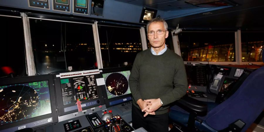 Nato-Generalsekretär Jens Stoltenberg steht auf der Brücke des Unterstützerschiffs HDMS Esbern Snare während der Nato-Übungen in Trondheim (NOR).