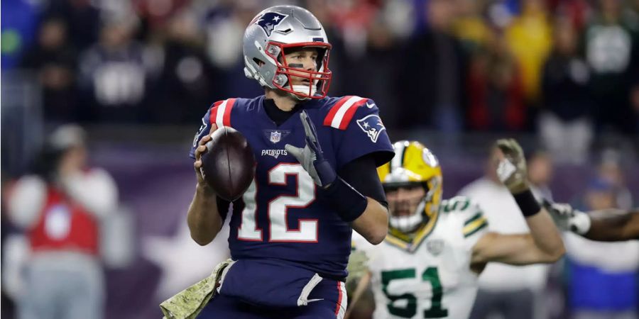 Das mit Spannung erwartete Quarterback-Duell zwischen Tom Brady und Aaron Rodgers hält lange, was es verspricht. Trotz den gewichtigen Absenzen von Superstar Ron Gronkowski und Sony Michel setzt sich Bradys Offensiv-Orchester am Ende mit 31:17 durch. Der 41-Jährige erwirft 294 Yards und einen Touchdown. Dabei kann er sich auf Julian Edelmann, James White und Josh Gordon verlassen. Der viel gescholtene Gordon hat dank seinen 130 Yards nun in den sechs Spielen mit den Patriots mehr Yards (396) gemacht als zwischen 2015 und 2018 mit den Browns (352). So ist Bradys Team erneut ein heisser Kandidat für den Super Bowl.