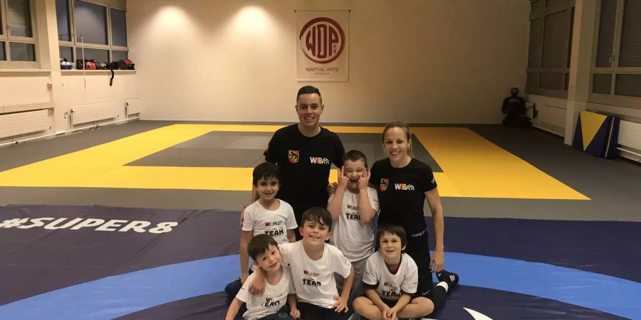 Das "Team-Foto" zum Abschluss. Initiatorin Nadine Pietschmann mit ihrem Mann und Teamkollegen Robin. Im Vordergrund, genau wie im Konzept der WAB verankert, die Kinder und der Ringsport.