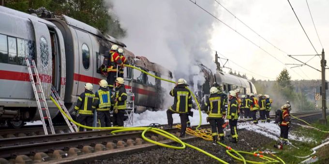 Und wieder ein ICE: Auf der Strecke zwischen Frankfurt und Köln kommt es immer wieder zu Bränden. Einsatzkräfte löschen den Brand eines ICE in Deutschland.
