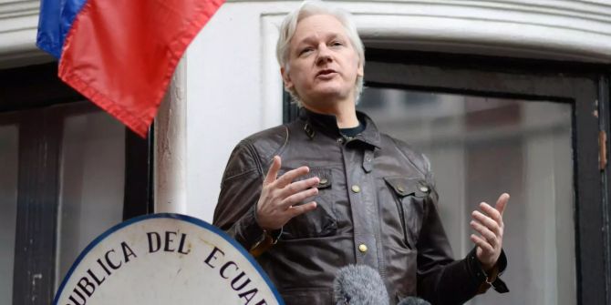 Wikileaks-Gründer Julian Assange steht während einer Rede auf dem Balkon der Botschaft von Ecuador.