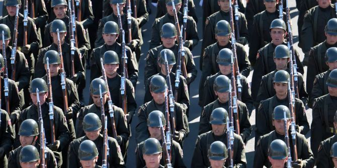 Soldaten marschieren während einer Parade am Tag der Republik.