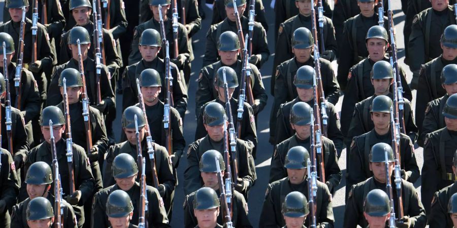 Soldaten marschieren während einer Parade am Tag der Republik.