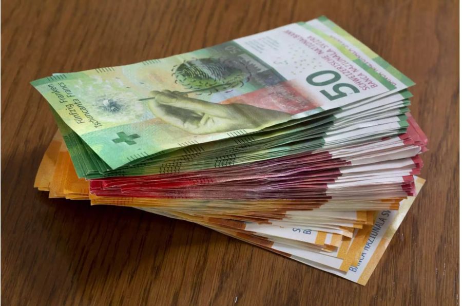 Geldhaufen mit 10er, 20er und 50er Banknoten - Keystone