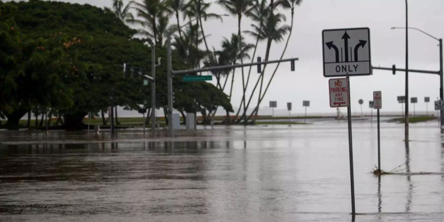 Eine wegen dem Hurrikan «Lane» überflutete Strasse auf Hawaii.