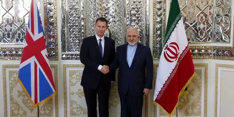 Mohammad Javad Zarif (r), Aussenminister des Iran, und Jeremy Hunt, Aussenminister von Grossbritannien.