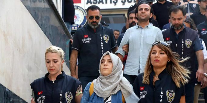 Vor zwei Jahren wurden unzählige Journalisten beim Putschversuch in der Türkei verhaftet. Polizisten führen Journalisten in der Türkei ab.