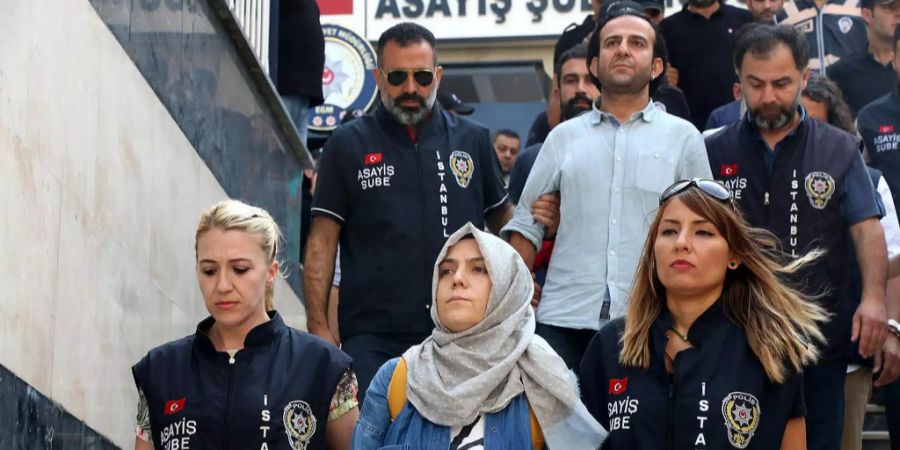 Polizisten führen Journalisten in der Türkei ab.